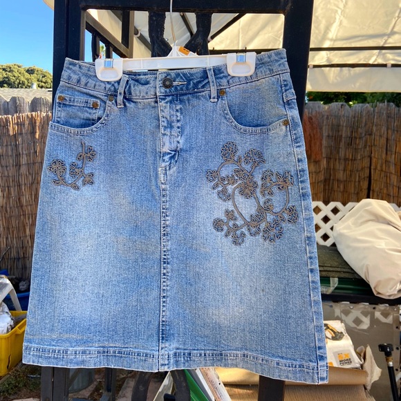 Beautiful Denim Skirt from Y2 BLU in size XS (3) - Picture 2 of 4